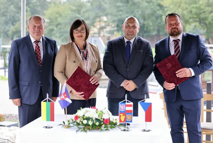 1 kauno r meras valerijus makunas raminta popoviene pietu moravijos krasto vicegubernatorius janas zamecnikas ir bata kanalo direktorius vojtekas bartekas