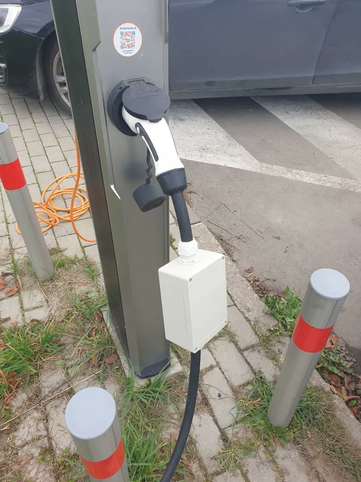 Elektromobilių įkrovimo stotelė / „Facebook“ grupės „Elektromobilių mėgėjų klubas“ nario Tado nuotr