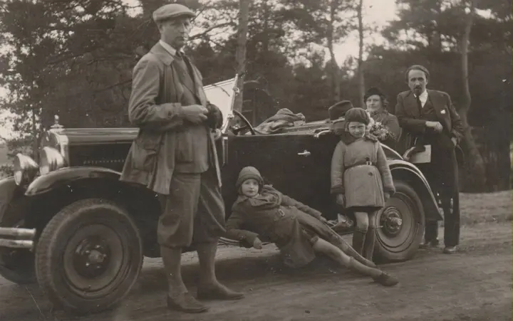 b sruoga prie automobilio