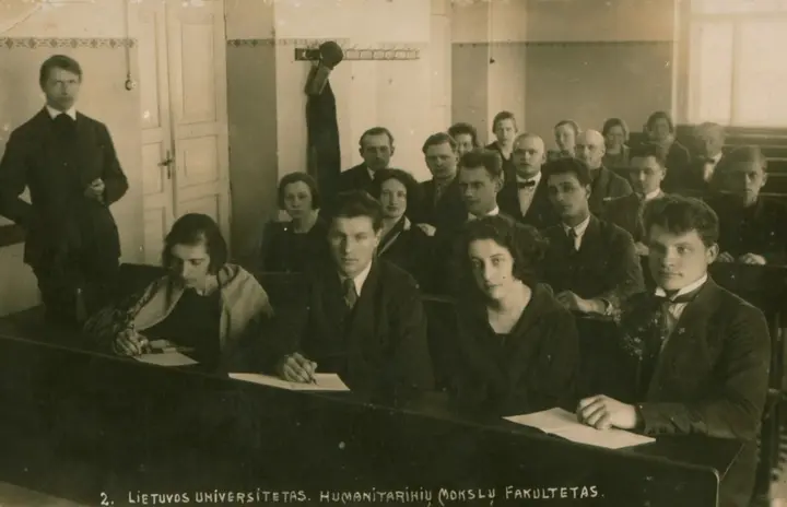 baliosruogospaskaitalietuvosuniversiteteapie19251926mfotografasnenurodytasmaironiolietuviliteratrosmuziejausarchyvas 1140x735 1