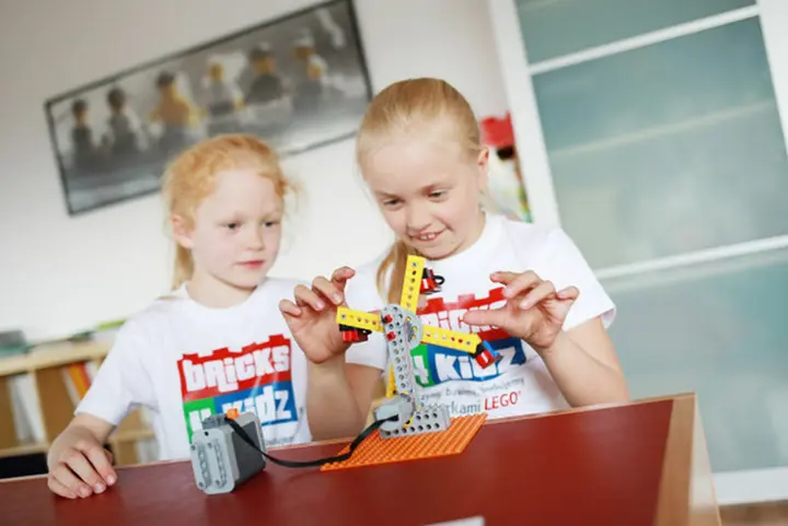 girlbuildingwindmillmodel