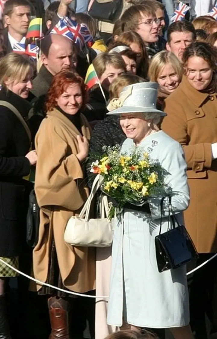 karaliene elzbieta ii rotuses aiksteje bendravo su zmonemis 91193737