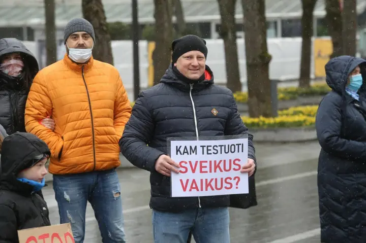 kaune vyko protesto akcija pries profilaktini mokiniu testavima 87031277