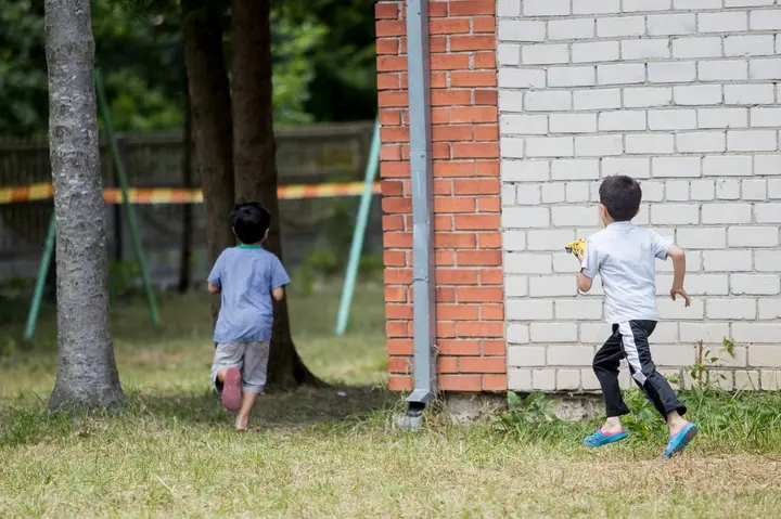 neteiseti migrantai kapciamiestyje buvusiu globos namu pastate 87745221