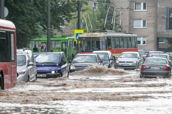 V.Krėvės prospekte - apsemti automobiliai