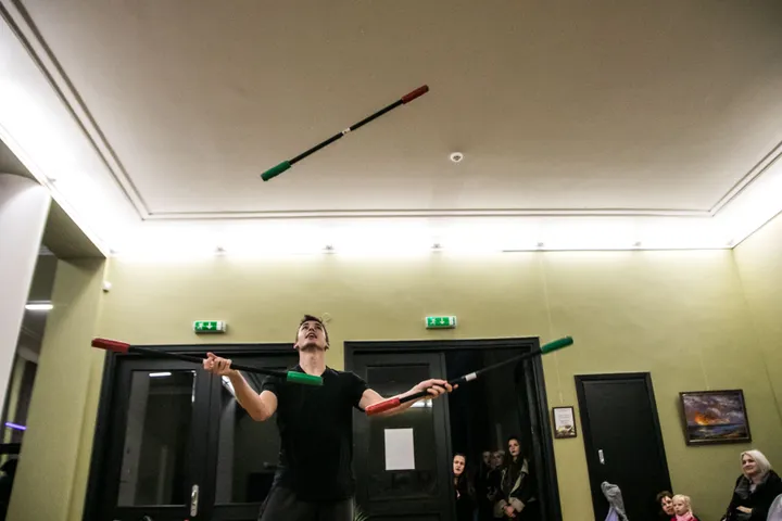 Šiuolaikinio cirko artistų pasirodymas