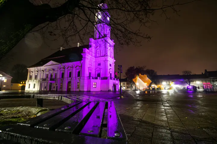 Kauno Rotušė nušvito purpurine spalva