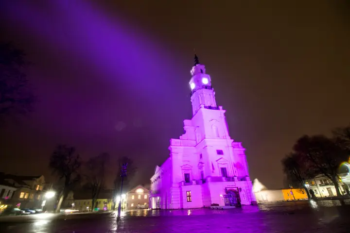 Kauno Rotušė nušvito purpurine spalva