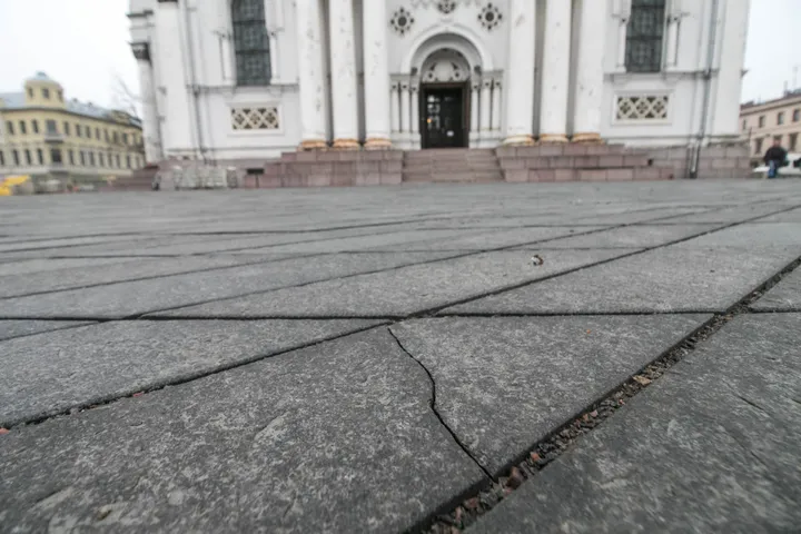 Skilinėjančios plytelės Laisvės al. / R. Tenio nuotr.