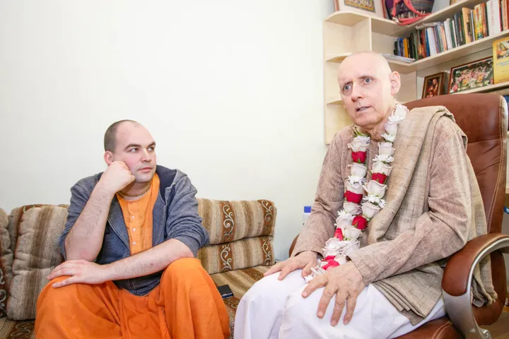 I. Zasimauskaitė su dvasiniu mokytoju Sankaršan das Adhikari