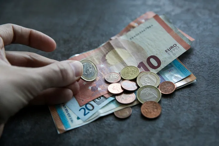 Eurai, pinigai, mokesčiai