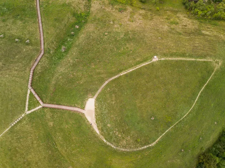 Seredžiaus piliakalnis iš viršaus.