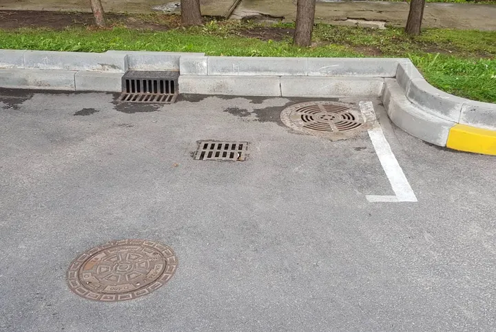 Išplautas klinikų šlaitas ir Jonavos gatvė