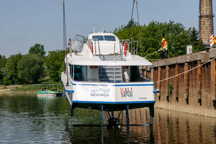Kaune į Nemuną nuleistas laivas „Raketa“