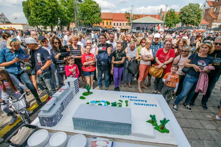 Kauniečiai vaišinosi Vienybės aikštės tortu