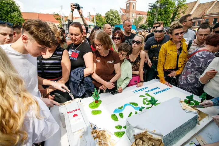 Kauniečiai vaišinosi Vienybės aikštės tortu