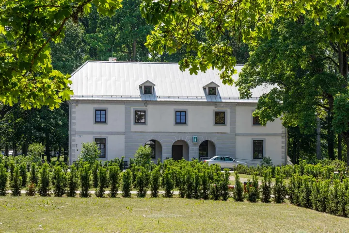 Vienas iš Jurbarko dvaro komplekso pastatų stovi gražiame parke.