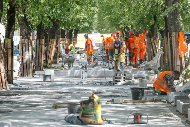 Statybininkai Kaune dirba per karštį