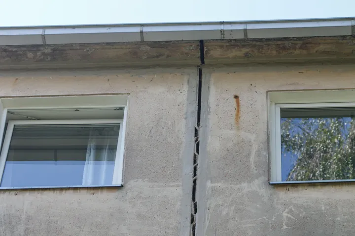 Griūvantis daugiabutis namas Biržiškų gatvėje