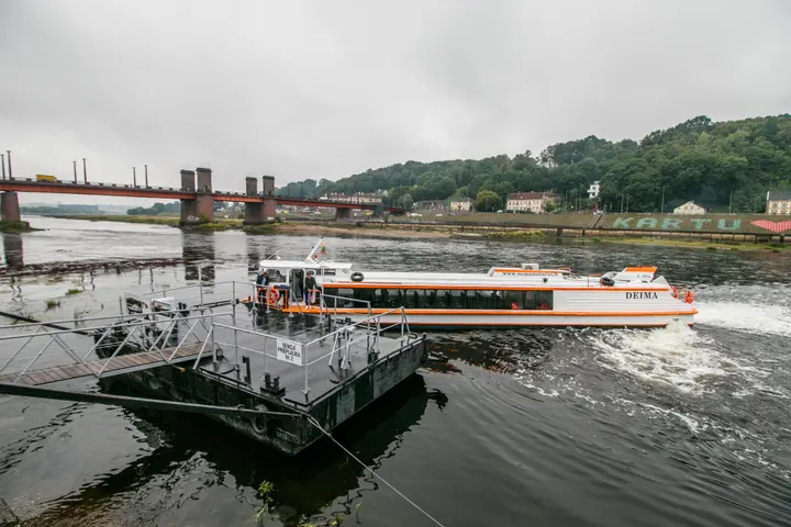 Pristatytas į Nidą plukdysiantis laivas „Deima“
