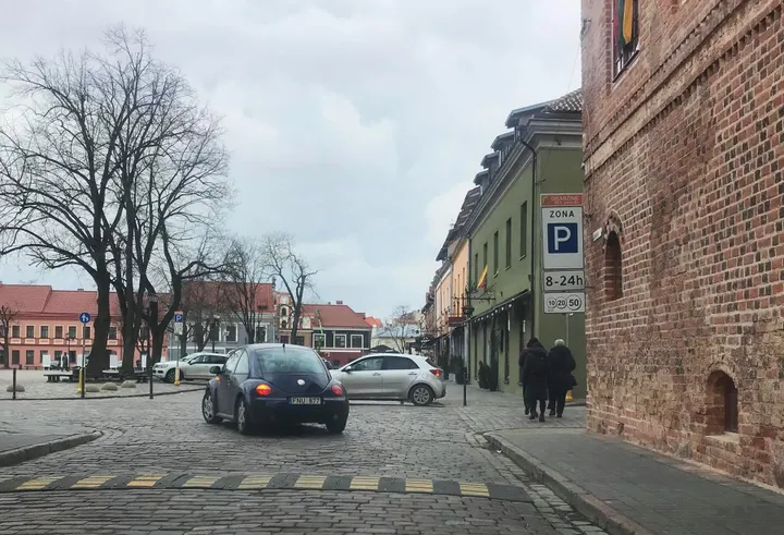 Sunkiai pastebimi ženklai Rotušės aikštėje