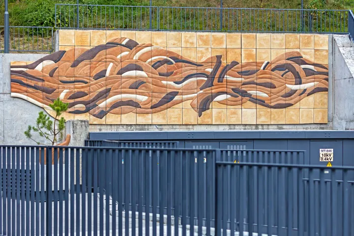 keramikin s menin s instaliacija u supio etiuduose str viduje jpg