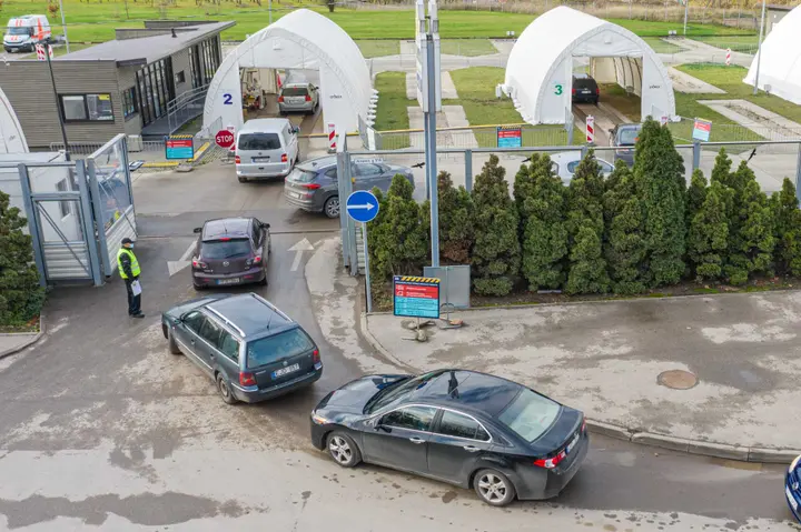 Automobilių eilė prie koronaviruso patikros punkto