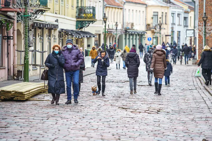 Karantinas, kaukės, žmonės, susibūrimas, Rotušės aikštė, eglė, senamiestis