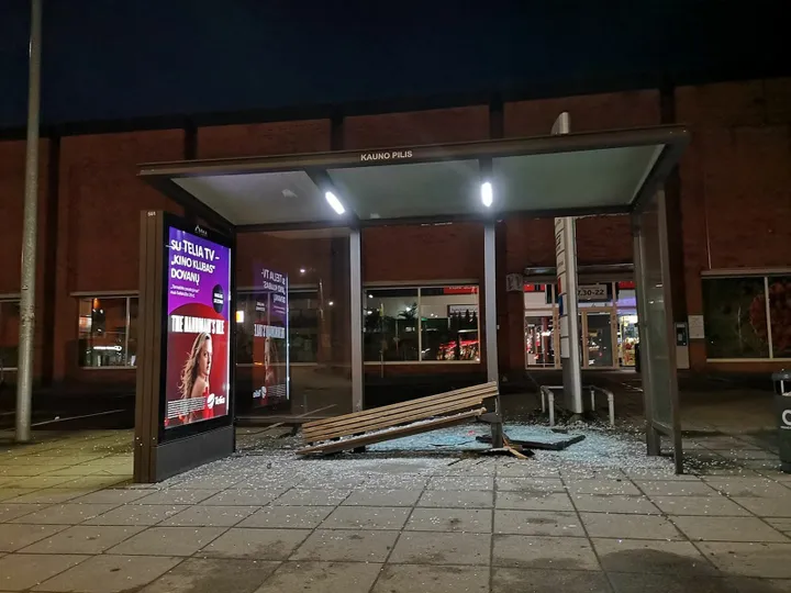 Į Kauno pilies stotelę rėžėsi automobilis / „Kas vyksta Kaune“ grupės nuotr.
