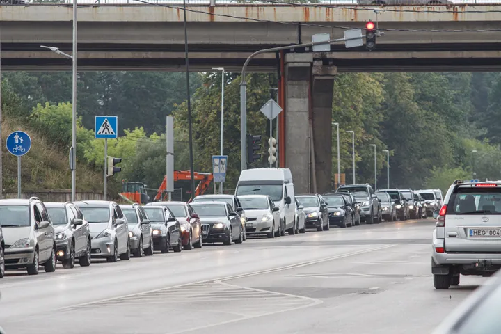 Automobilių eilė prie COVID-19 testavimo puknto