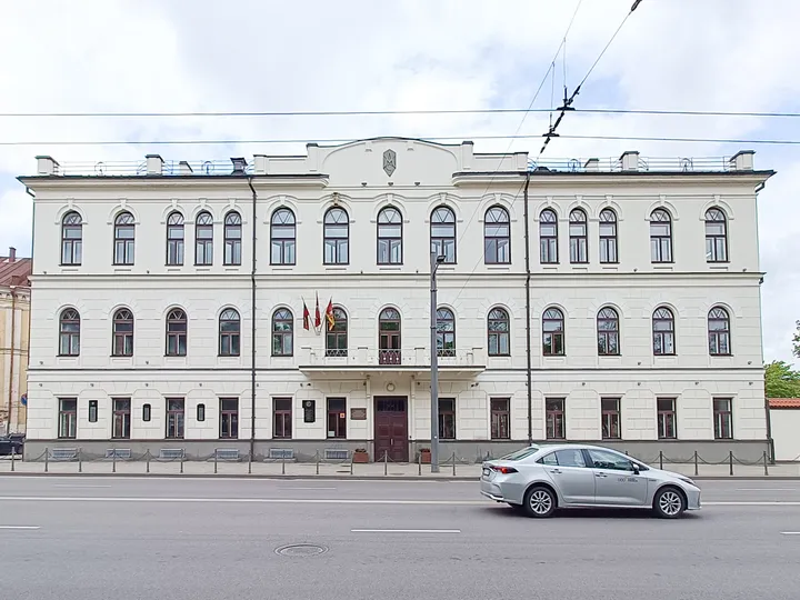 Kioskas Maironio gimnazijos pašonėje