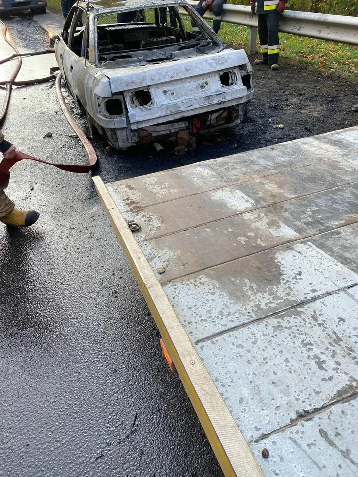 Girionių gatvėje liepsnos prarijo automobilį / Skaitytojo nuotr.
