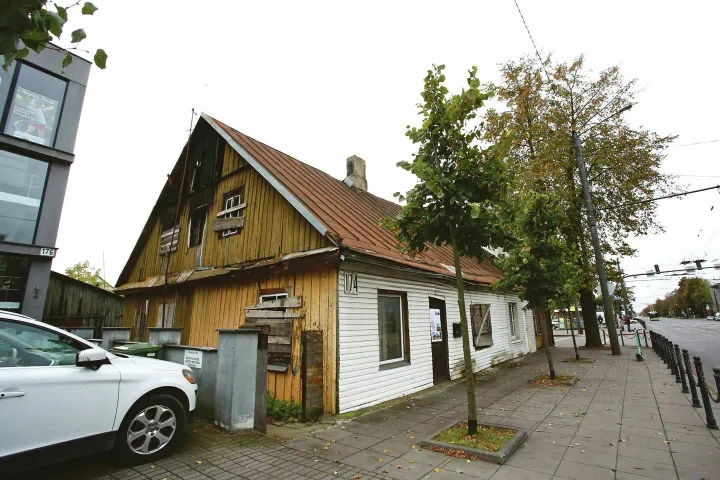 Savanorių prospekte 174-uoju numeriu pažymėtas medinukas stovi susandarintas / A. Vydžiaus nuotr.