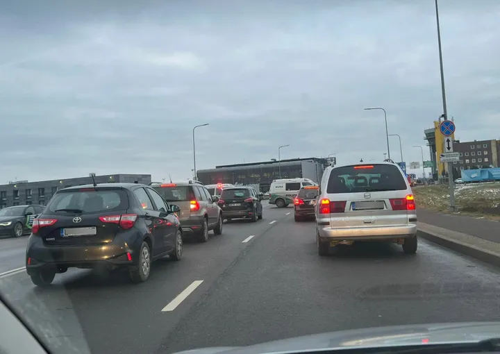 Užtvertas įvažiavimas į Kauno oro uostą / Skaitytojo nuotr.