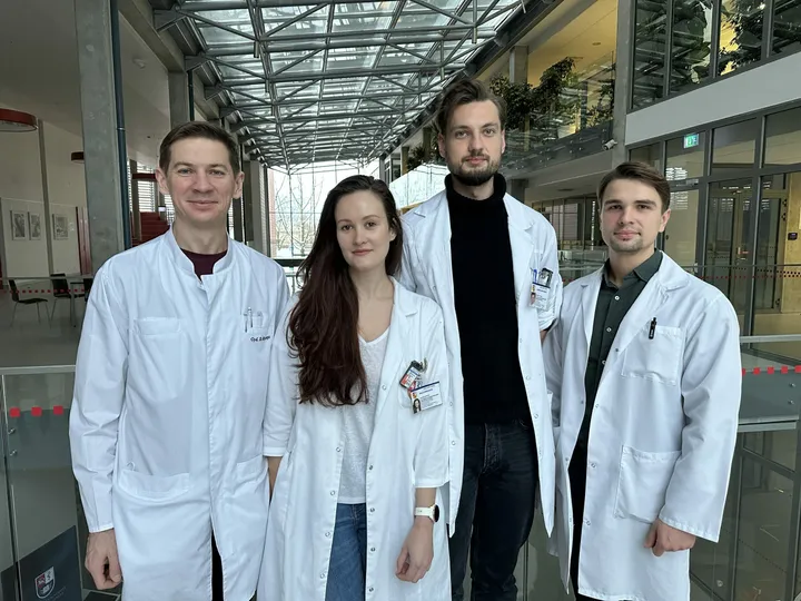 procedura atlikusi komanda dr domantas rainys gydytoja rezidente egle virbickaite gydytojas rezidentas aurimas dobilinskas gydytojas rezidentas karolis varkalys kauno kliniku nuotr scaled