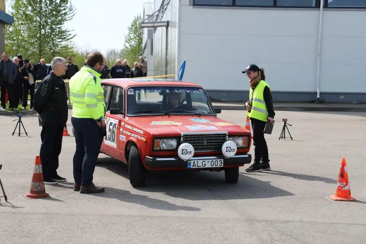 Velykinis automobilių sporto veteranų slalomas