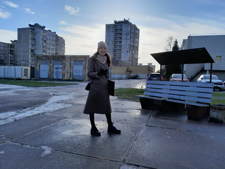 Kairėje – transformatorinė, dešinėje – ypatingas suoliukas / KVK nuotr.
