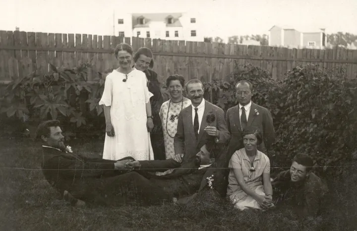 A. Žmuidzinavičiaus vardinės, 1927 m. Susikibę už rankų laiveliu guli A. Žmuidzinavičius ir karo gydytojas J. Nemeikša. Pirmoji iš kairės stovi M. Žmuidzinavičienė.