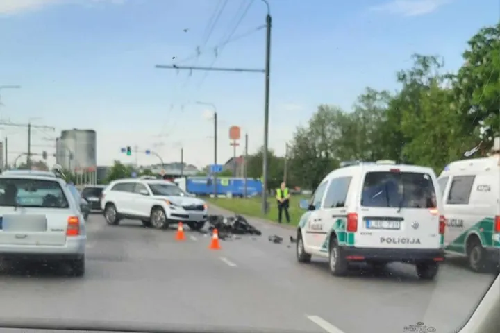 Motociklo ir „Škoda“ avarija Pramonės pr. / Skaitytojos Jolantos nuotr.