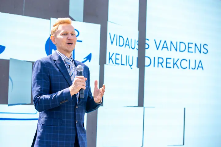 Į Nemuną nuleista didžiausia barža Baltijos šalyse