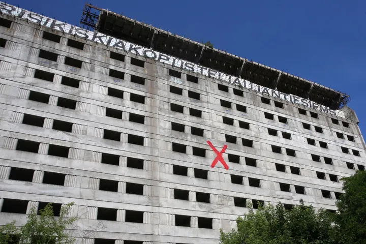 Užrašas ant „Britanika“ viešbučio vaiduoklio / M. Patašiaus nuotr.