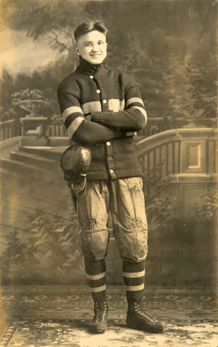 S. Darius – Harisono technikos vidurinės mokyklos regbio komandos žaidėjas. Apie 1913-1915 m,