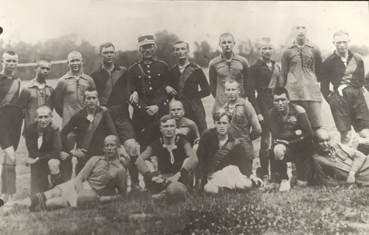 Aviacijos ir Karo mokyklos komandų futbolo rungtynės, 1926 m. Prie kamuolio - Steponas Darius.