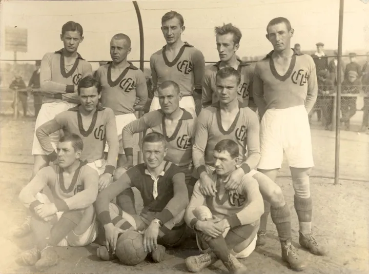 (Lietuvos Fizinio Lavinimosi Sąjungos) futbolo komanda. Vartininkas Steponas Darius – centre su kamuoliu. 1924 m.