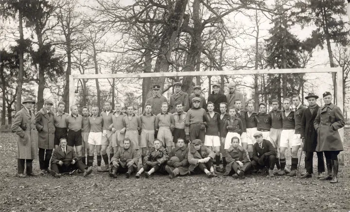 Futbolo komanda stadione. S. Darius – pirmas iš dešinės. XX a. 3 deš. 