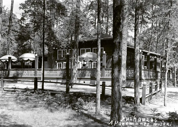 Kurhauzas Aukštosios Panemunės miške, XX a. 4-asis dešimtmetis. Kazimiero Dudėno nuotrauka iš Kauno miesto muziejaus archyvo.