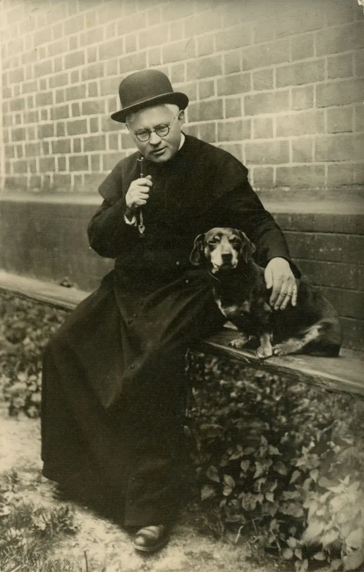 J. Tumas-Vaižgantas su augintiniu Kauku, 1928. / VDKM nuotr.