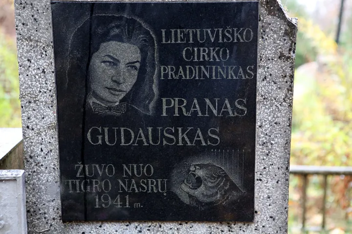 Cirko artistų kapai Eigulių kapinėse / M. Patašiaus nuotr.
