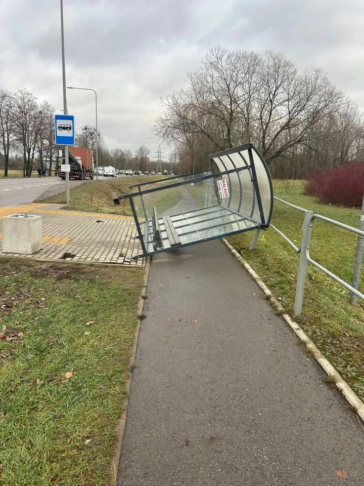 Nuvirtusi viešojo transporto stotelė Akademijos mstl. („Facebook“ grupės „Orų entuziastai“ nuotr.)