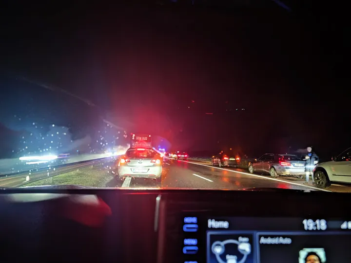 Dega automobilis kelyje Kaunas-Marijampolė / Skaitytojo nuotr.